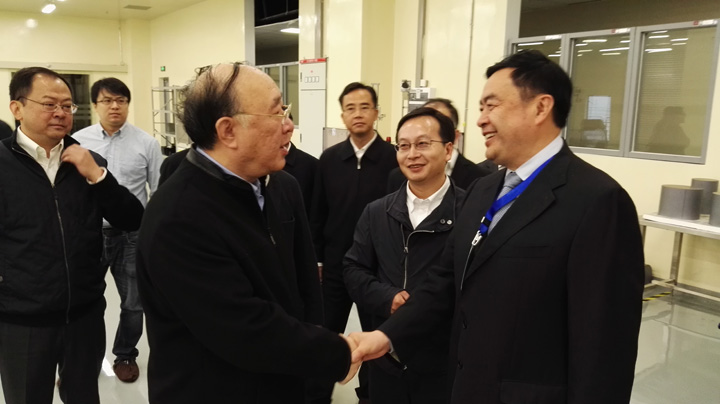 1492495934109286.jpg 2重慶市市長黃奇帆與趙振元同志親切交談,中立者為重慶超硅總經理長陳猛.jpg