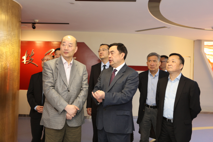 1496508348747018.jpg 3-趙振元董事長向傅文彪董事長介紹十一科技院史館.jpg