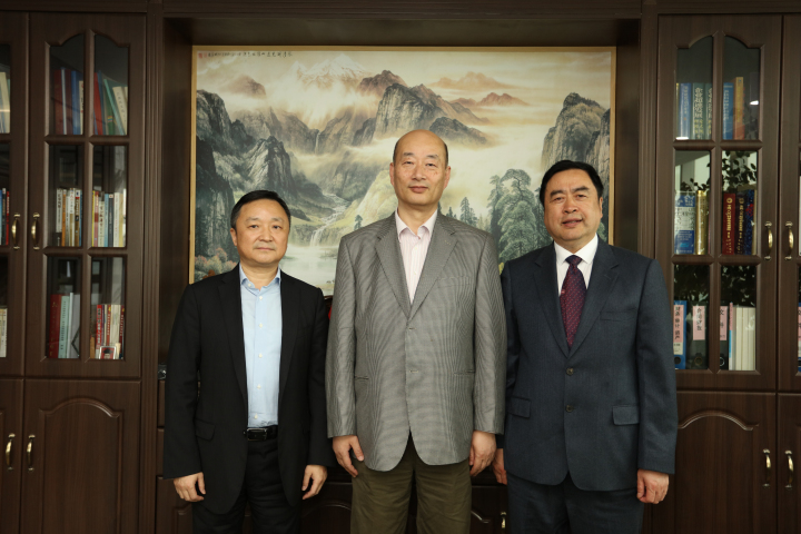 1496508364129261.jpg 4-趙振元董事長與傅文彪董事長、卞家駿總裁在趙振元同志的辦公室親切合影.jpg